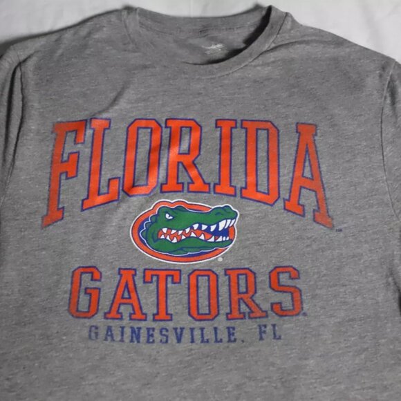 Captivating T-Shirt Mens M Gray University Football Team Florida Gators Graphic - Picture 3 of 8
